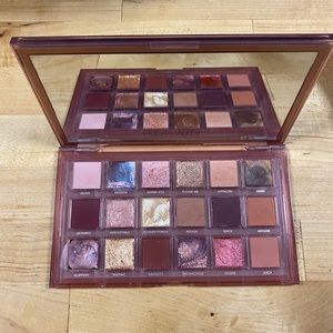 Huda beauty naughty nudes palette
